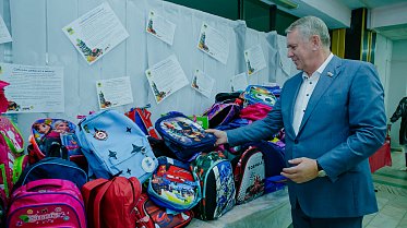 Депутаты ЗС участвуют в акции "Соберем ребенка в школу"